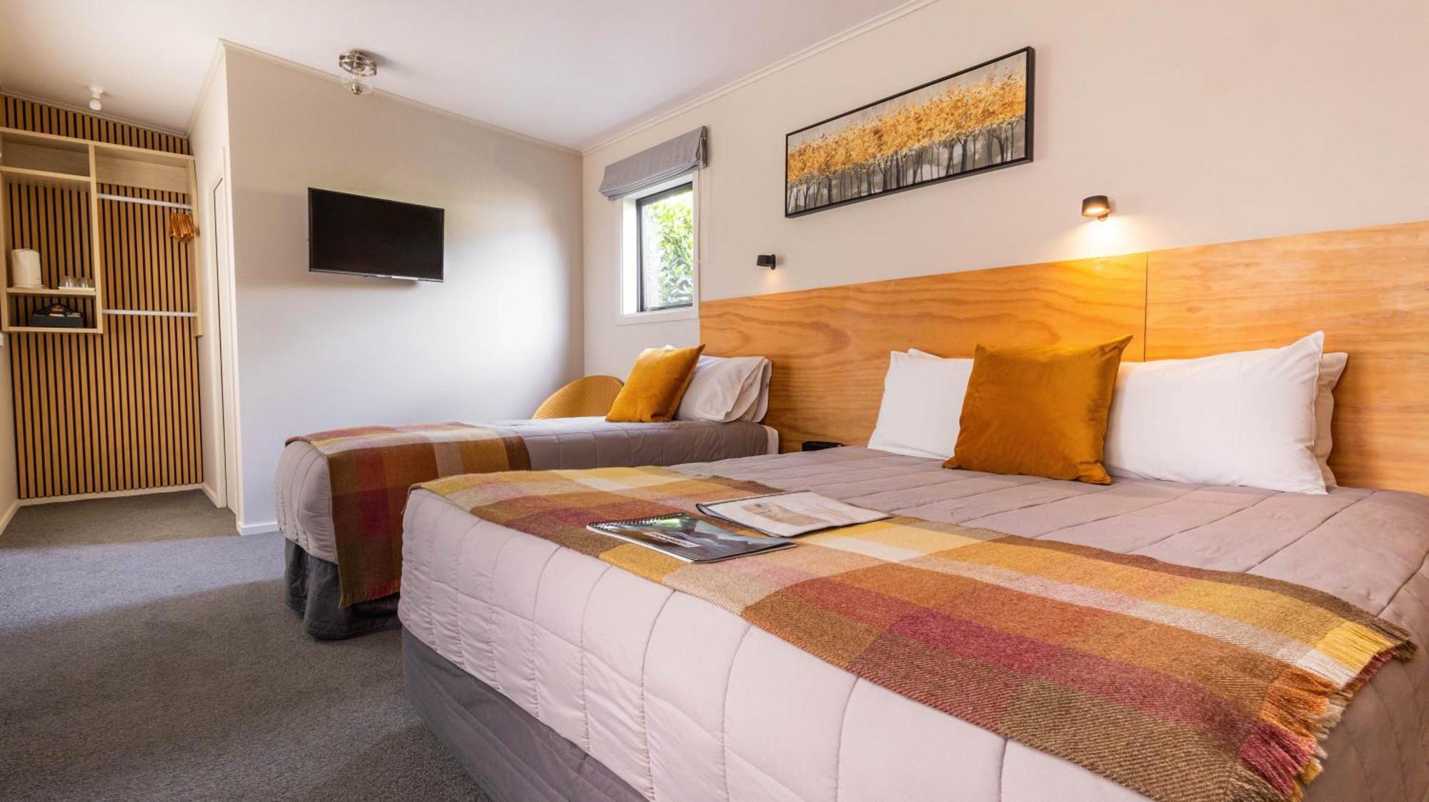 Shakespeare House Bed & Breakfast Те Анау Екстериор снимка