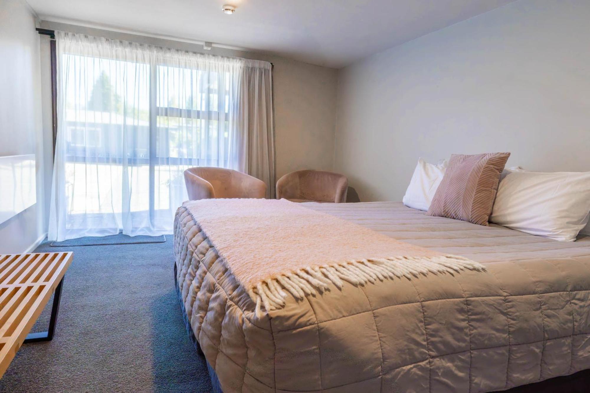 Shakespeare House Bed & Breakfast Те Анау Екстериор снимка